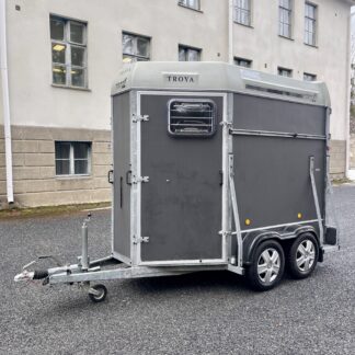 Henra Cayenne 2 (2004) *ENTISÖITY* - käytetty hevostraileri